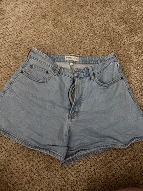Abercrombie & Fitch Light Wash Denim High-Rise dad short curve love